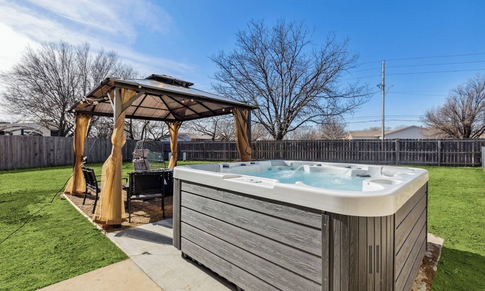 Wichita Casa | HotTub, Theater, King Duplex in West Wichita