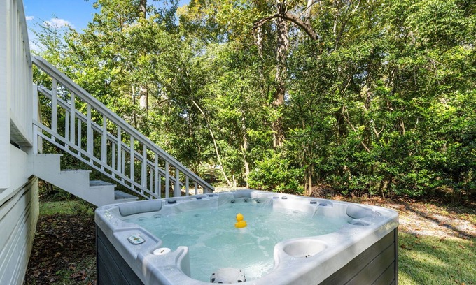 Ogden Casa | HotTub Time Machine- 4 Bdrm w/ hot tub near Mayfair shopping&Wrightsville Beach