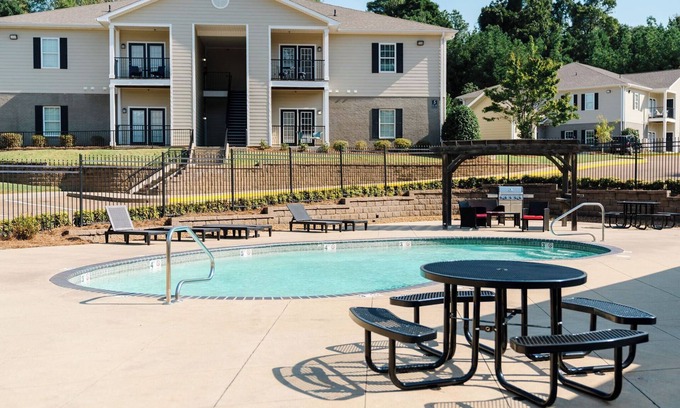 Oxford Condominio | Hotty Toddy! Newly Renovated 2 Bedroom, 2 Bathroom. Walk to Grove! 1st Floor.