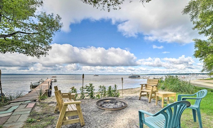 Houghton Lake Cabina | Houghton Lake Cabin w/ Great Outdoor Space!