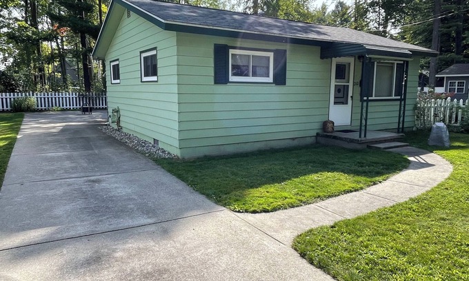 Prudenville Cabina | Houghton Lake cabin with garage game room lounge. No cleaning fees.