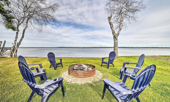 Prudenville Cabaña | Houghton Lake Cottage w/ New Private Deck!