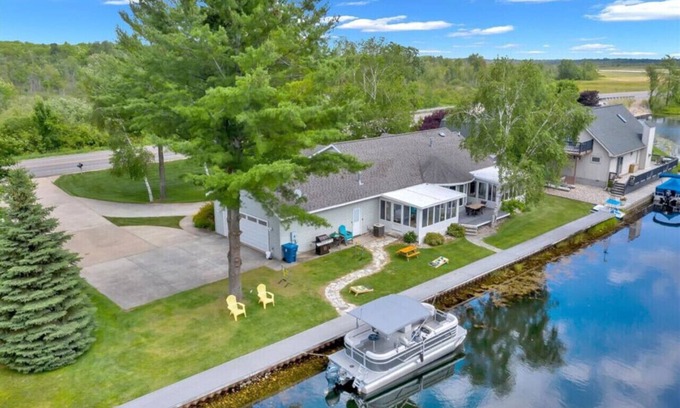 Houghton Lake Casa | Houghton Lake Getaway w/ Pontoon