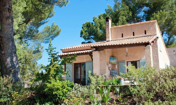 Saint-Martin-de-la-Brasque Casa | House with vineyard views in the southern Luberon