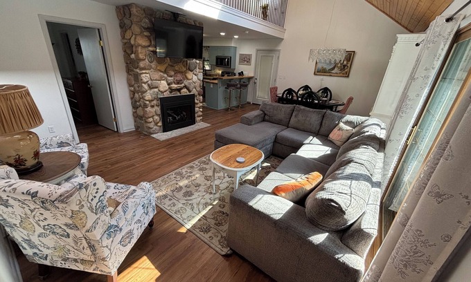 Honey Creek Casa | House - 1 minute to Alpine Valley Ski Hill. 5 acres with fireplace