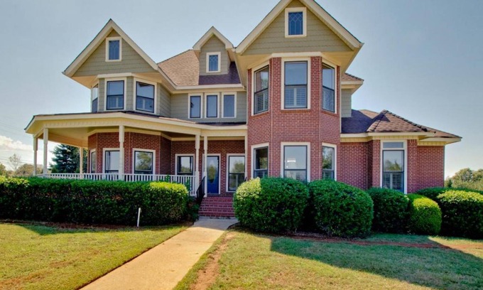 Madison Casa | Holiday House 5 Bedroom-5 king beds/4.5 Baths, PET FRIENDLY, POOL During Summer*