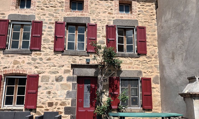 Vieille-Brioude Casa | HOUSE 8-9 people LAVAUDIEU, most beautiful village in France. Pets allowed.