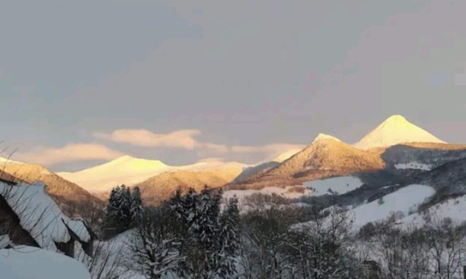 Mandailles-Saint-Julien Casa | House at the foot of puy mary