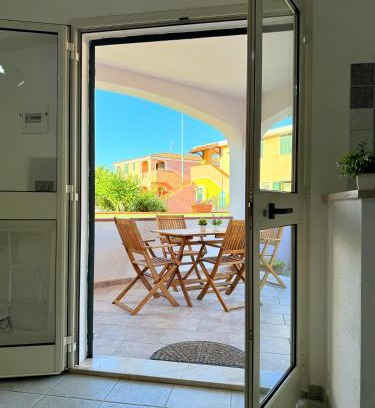 Sos Alinos Casa | House Aenjoy - Appartamento con veranda a pochi minuti da Cala Liberotto