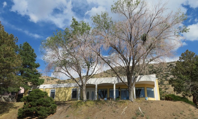 Northeast Heights Casa | House against the Sandia mountains