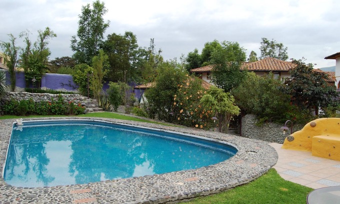 Tumbaco Casa | House Anahi. Beautiful, cozy and independent house. Quiet in contact with nature