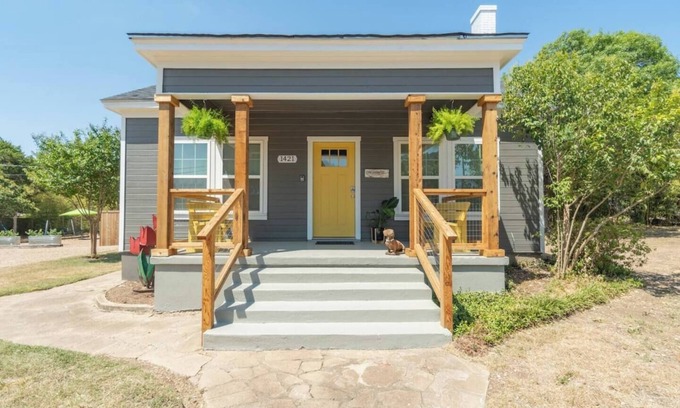 North Waco Casa | House and Bungalow with Sunny Courtyard