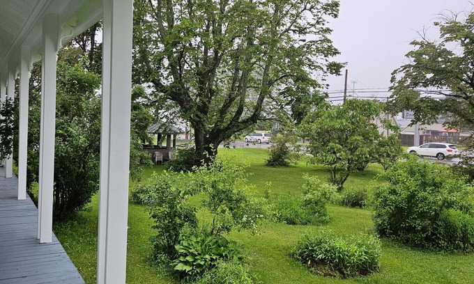Summerside Cabina | House bed and breakfast type. Can be family or single travelers