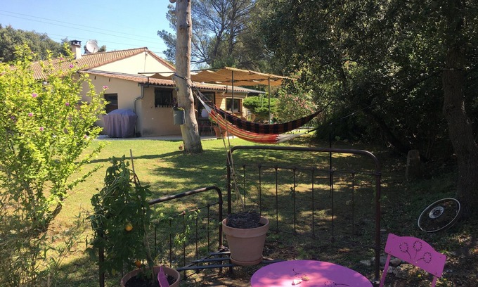 Venejan Villa | Casa Gard con piscina "entre viñedos y matorrales"