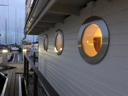 Trosso Alquiler De Eote | House boat in Karlskrona city center