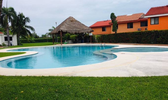 Punta Cancún Villa | House buganvilias in hotel zone Cancún, with pool
