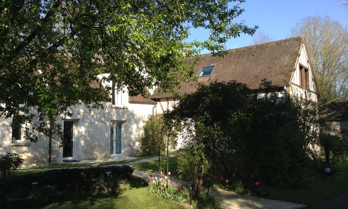 Varennes-Jarcy Casa | Casa junto al río.