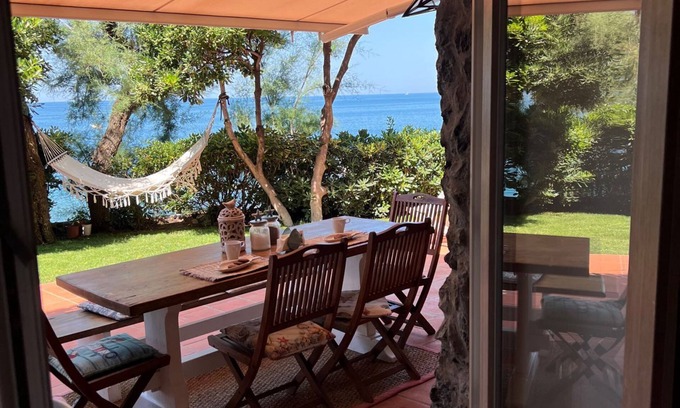 Castiglioncello Casa | Villa junto al mar con terrazas, jardín y césped alrededor del acceso directo al mar.