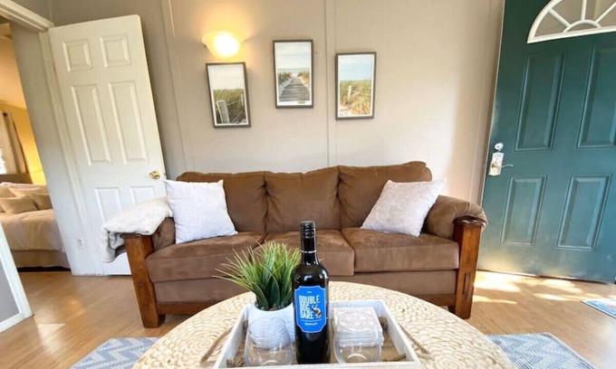Lake Elsinore Casa | House C · Hideaway in a cozy Home Close To Lake! Coffee/Netflix/Hulu/WiFi