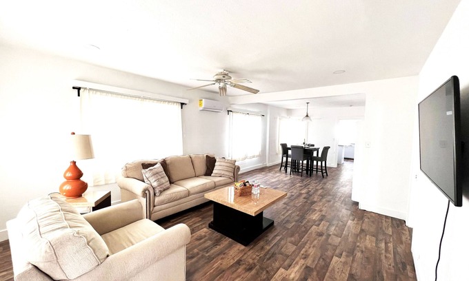 Downtown Casa | House, close to Disneyland, and beaches.1.5 miles to John Wayne airport.