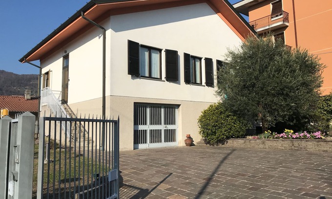 Lipomo Casa | House for 4 people, private parking for 2 cars, 5' by car from Como
