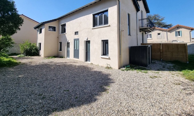 Villeurbanne Casa | House for 8 people near Lyon (free parking)