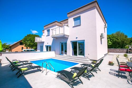 Skrbcici Casa | House Green