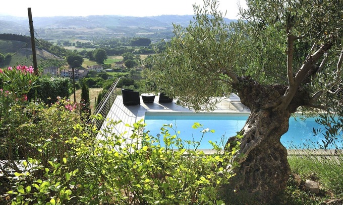 Nocera Umbra Casa | Casa accrchée la colina, piscina suspendida!