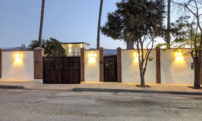 Ensenada Casa | Casa con estacionamiento bordeado.