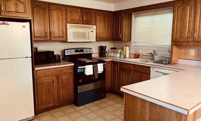 McKnight Casa | House in a very quiet and safe neighborhood. Very close to stores &gas stations.