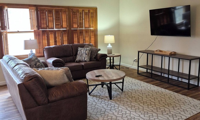 Bismarck Casa | House in central Bismarck location. Stay at a spacious 4-bedroom house