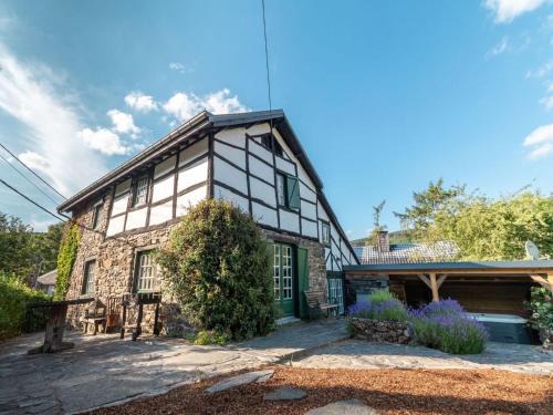 Grand Coo Casa | House in Coo near Famous Waterfalls