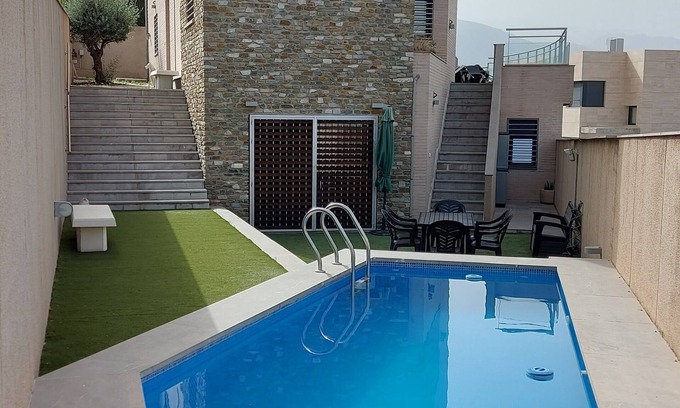 Genil Chalet De Esquí | Casa en Granada con Vistas y servicios de autobuses y comerciales.