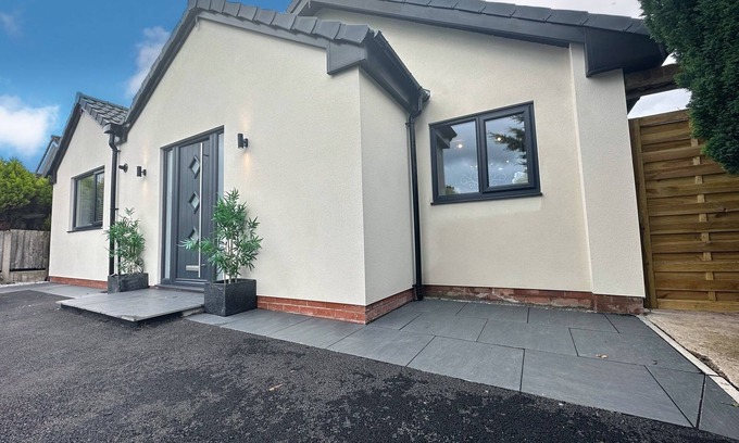 Trafford Casa | House in Hale With Hot Tub