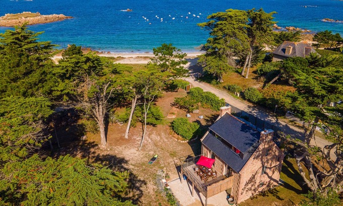 Pleumeur-Bodou Casa | House ☆☆☆ in Landrellec, recent renovation, feet in the water.