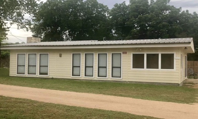 Tow Casa | Casa de 2 habitaciones / 1 baño, porche de 4 estaciones en el lago Buchanan con capacidad para 10 personas