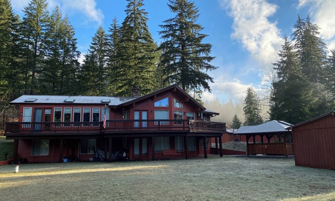 Carson Casa | House in the Mountains w/ hot tub, sauna, pool table and more !!
