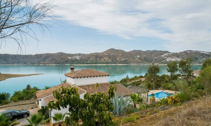 Viñuela Cabaña | Casa en el Pantano de la Viñuela con unas vistas inmejorables sobre el embalse