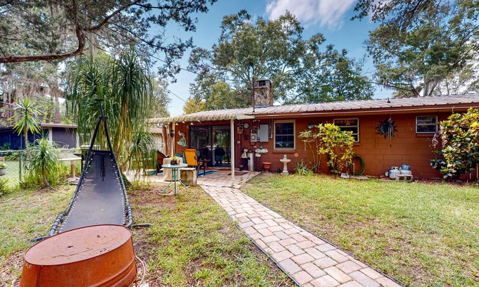 Weeki Wachee Gardens Casa | House in Weeki Wachee with kayaks, dock access, & bikes