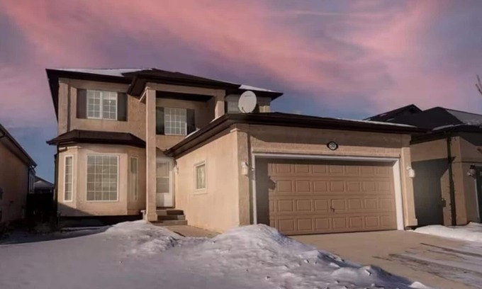 Fort Gary Casa | House in Winnipeg's Prime Neighbourhood