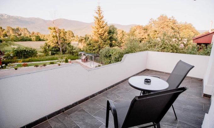 Korenica Casa | House Karakas