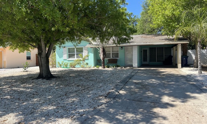 South Pinellas Community Council Casa | House near BEACH. 5min over in the bridge to beautiful Redington and Madeira Bch