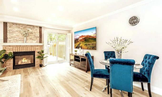 West Oak Trails Casa | House of 3 Beds -3 Washroom - King Bed- Kids Crib- 85’ TV- Workspace