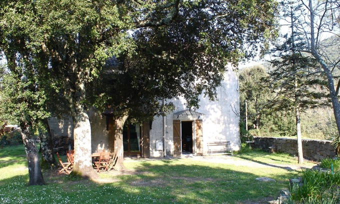 Isolaccio-di-Fiumorbo Casa | Casa de carácter en jardín cerca de mar y río