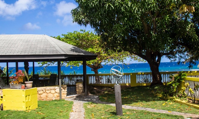 Runaway Bay Casa | House of Erabo