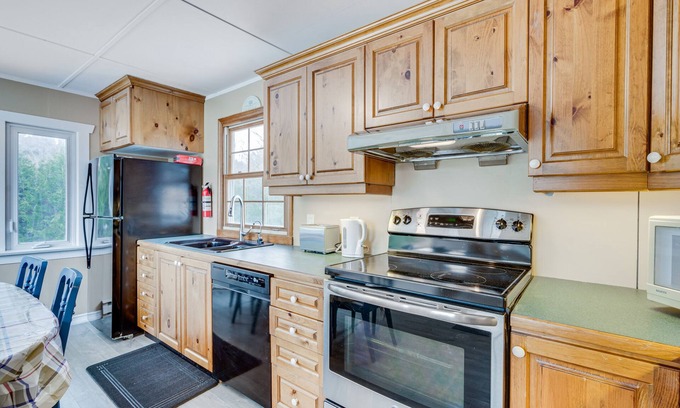 Virginia Cabaña | House of happiness! Cozy Waterfront cottage. Summer & winter lake activities!