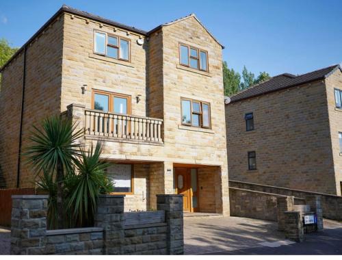 Dewsbury Casa | House of Kaima - 6 bed detached