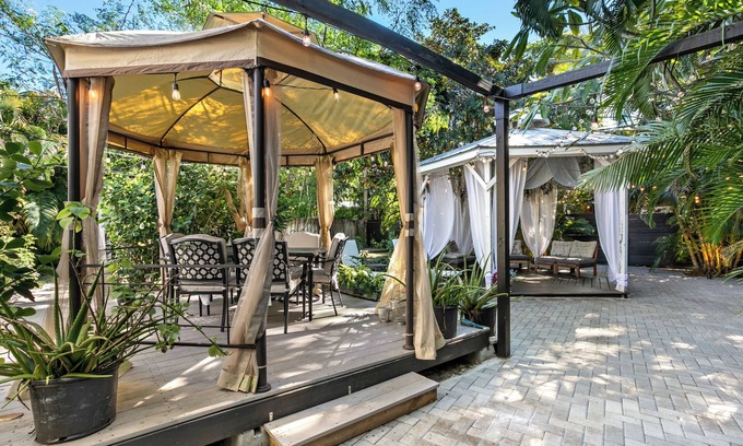 Poiciana Park II Casa | House of Lotus-Cottage house w/ tropical backyard & amenities- Near PBI & beach