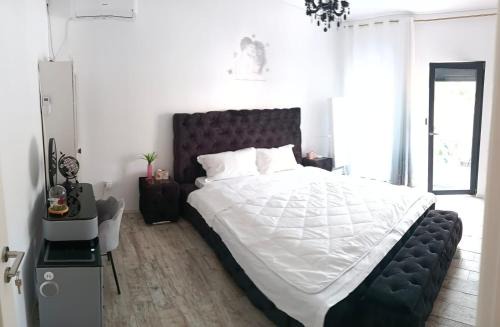 Vanatori Casa | House of Roses Galati