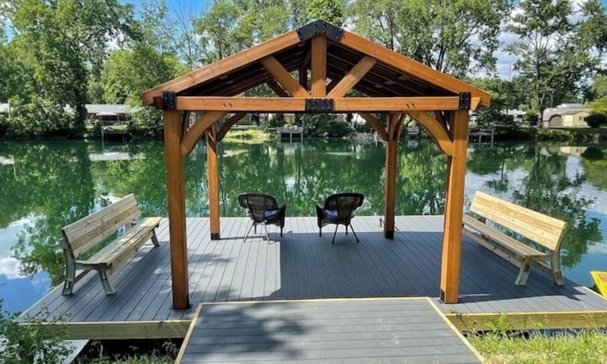 Greenwood Casa | House on 7 acre lake. Newly Renovated 3 Bed 2 Bath